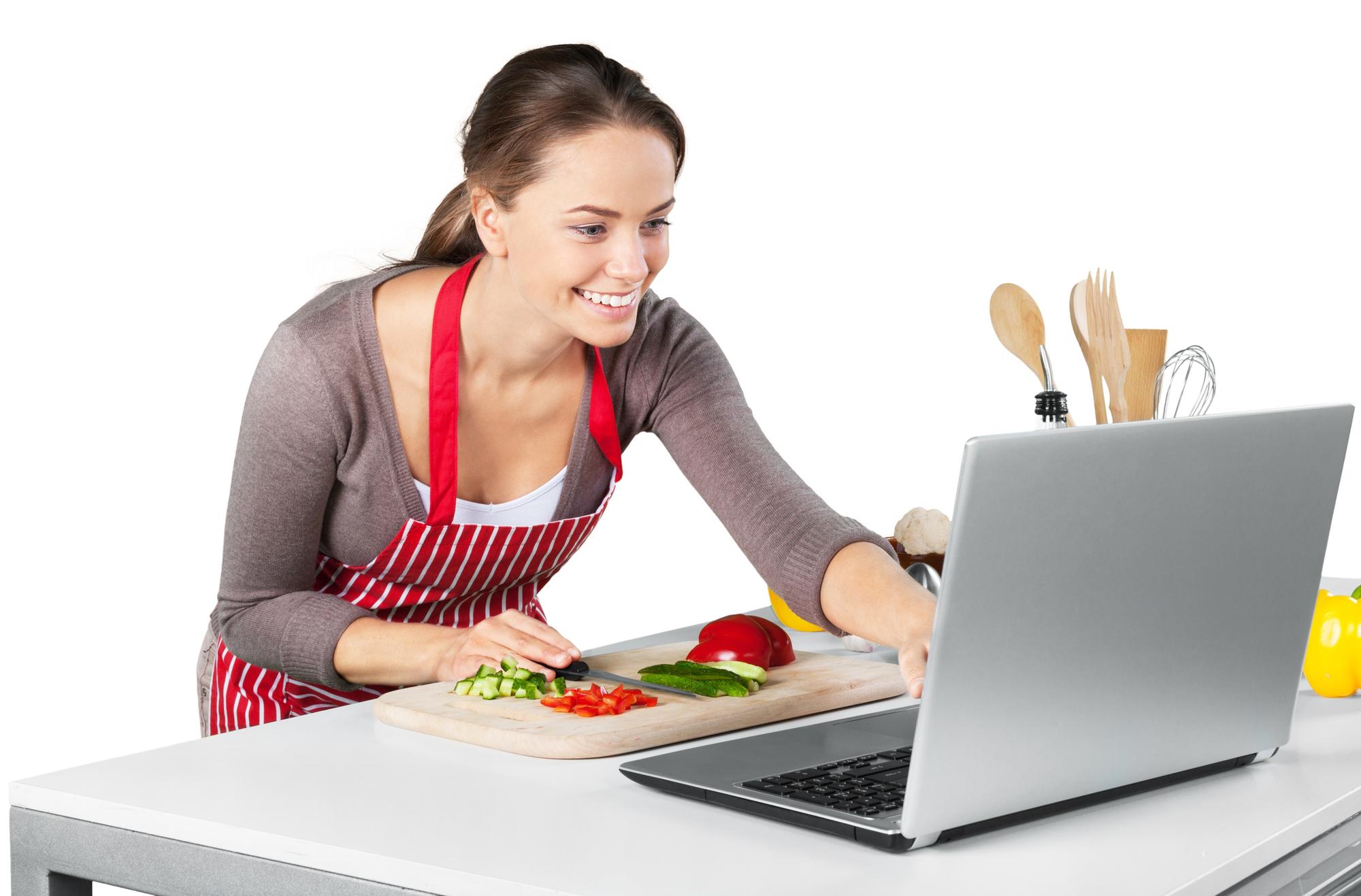 Studente che cucina seguendo corso online